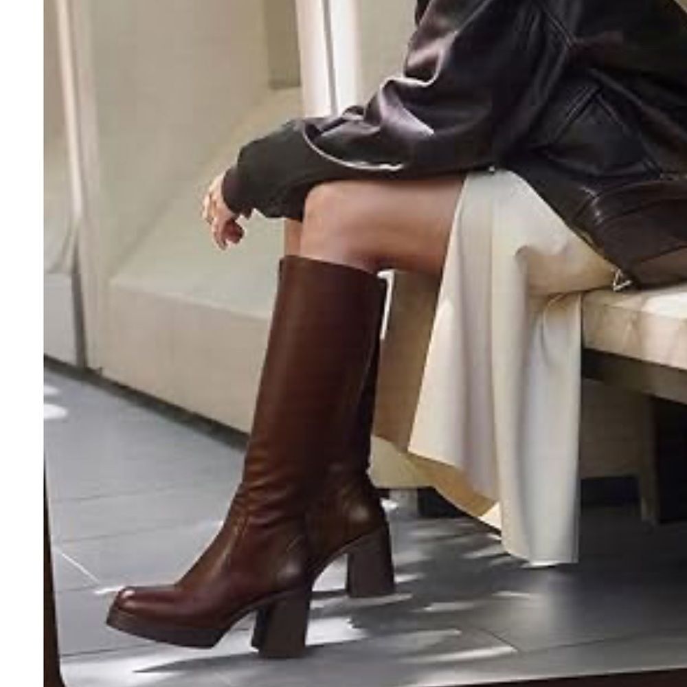 (Q0) Women's cognac-colored faux leather platform boots with block heel, size 9